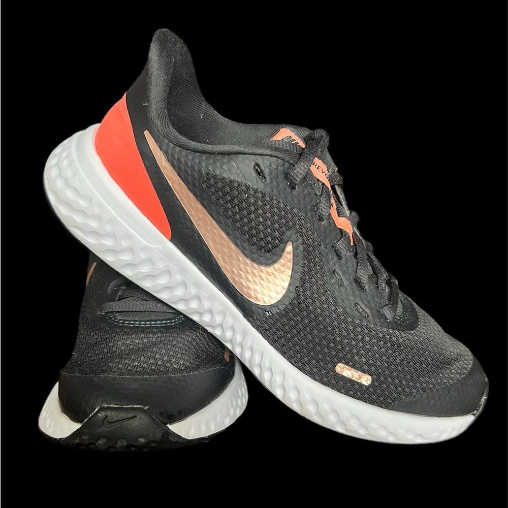 NIKE REVOLUTION 5 black mesh with pink size 5 y or women size 7